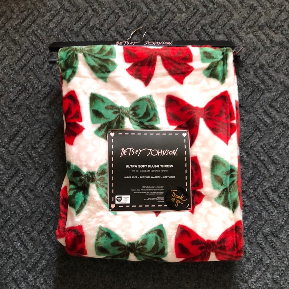 NEW Betsey Johnson Red and Green Bow Plush Throw Blanket